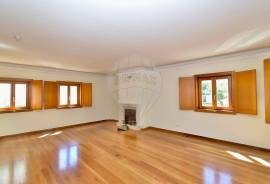 Magnificent Triplex Apartment in the Heart of Cascais!
We present this extraordinary triplex apartment, located in the historic center of Cascais — just steps away from shops, services, and the charming coastline