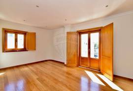 Magnificent Triplex Apartment in the Heart of Cascais!
We present this extraordinary triplex apartment, located in the historic center of Cascais — just steps away from shops, services, and the charming coastline