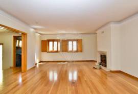 Magnificent Triplex Apartment in the Heart of Cascais!
We present this extraordinary triplex apartment, located in the historic center of Cascais — just steps away from shops, services, and the charming coastline