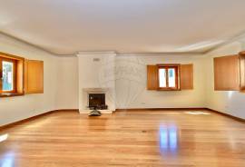 Magnificent Triplex Apartment in the Heart of Cascais!
We present this extraordinary triplex apartment, located in the historic center of Cascais — just steps away from shops, services, and the charming coastline