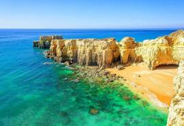 Guaranteed Investment in the Algarve – 2-Bedroom Apartment in Montechoro, Albufeira
This 2-bedroom apartment, located in Montechoro – a peaceful and well-established area of Albufeira – is currently rented until 2028, offering immediate and secure rental income