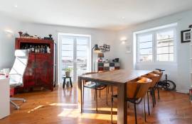 Beautiful bright apartment facing the Arroios market – 141 m² – 3 bedrooms plus a suite. Beautiful bright apartment facing the Arroios market – 141 m² – 3 bedrooms plus a suite.