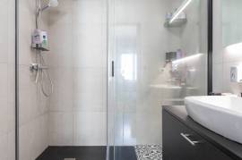 Beautiful bright apartment facing the Arroios market – 141 m² – 3 bedrooms plus a suite. Beautiful bright apartment facing the Arroios market – 141 m² – 3 bedrooms plus a suite.