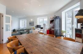 Beautiful bright apartment facing the Arroios market – 141 m² – 3 bedrooms plus a suite. Beautiful bright apartment facing the Arroios market – 141 m² – 3 bedrooms plus a suite.