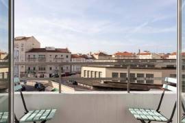 Beautiful bright apartment facing the Arroios market – 141 m² – 3 bedrooms plus a suite.