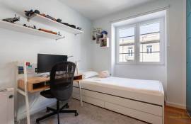 Beautiful bright apartment facing the Arroios market – 141 m² – 3 bedrooms plus a suite. Beautiful bright apartment facing the Arroios market – 141 m² – 3 bedrooms plus a suite.