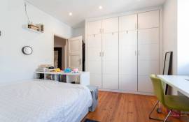 Beautiful bright apartment facing the Arroios market – 141 m² – 3 bedrooms plus a suite. Beautiful bright apartment facing the Arroios market – 141 m² – 3 bedrooms plus a suite.