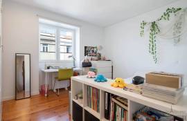 Beautiful bright apartment facing the Arroios market – 141 m² – 3 bedrooms plus a suite. Beautiful bright apartment facing the Arroios market – 141 m² – 3 bedrooms plus a suite.