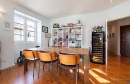 Beautiful bright apartment facing the Arroios market – 141 m² – 3 bedrooms plus a suite. Beautiful bright apartment facing the Arroios market – 141 m² – 3 bedrooms plus a suite.