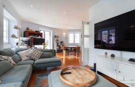 Beautiful bright apartment facing the Arroios market – 141 m² – 3 bedrooms plus a suite. Beautiful bright apartment facing the Arroios market – 141 m² – 3 bedrooms plus a suite.