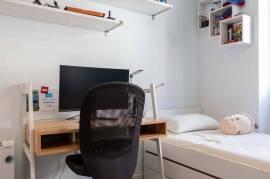 Beautiful bright apartment facing the Arroios market – 141 m² – 3 bedrooms plus a suite. Beautiful bright apartment facing the Arroios market – 141 m² – 3 bedrooms plus a suite.