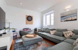 Beautiful bright apartment facing the Arroios market – 141 m² – 3 bedrooms plus a suite. Beautiful bright apartment facing the Arroios market – 141 m² – 3 bedrooms plus a suite.