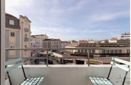 Beautiful bright apartment facing the Arroios market – 141 m² – 3 bedrooms plus a suite. Beautiful bright apartment facing the Arroios market – 141 m² – 3 bedrooms plus a suite.