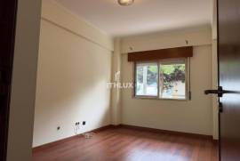 T2 in Venteira, 50 meters from Elias Garcia