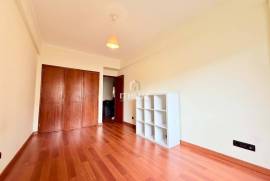 T2 in Venteira, 50 meters from Elias Garcia