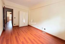 T2 in Venteira, 50 meters from Elias Garcia