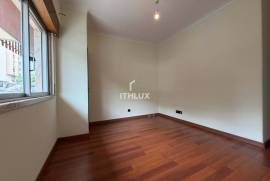 T2 in Venteira, 50 meters from Elias Garcia