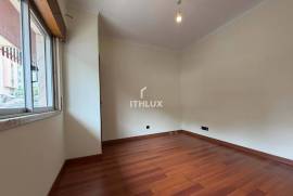 T2 in Venteira, 50 meters from Elias Garcia