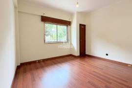 T2 in Venteira, 50 meters from Elias Garcia