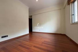 T2 in Venteira, 50 meters from Elias Garcia