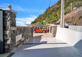 Serene Retreat: Greek-style Home in Madalena do Mar