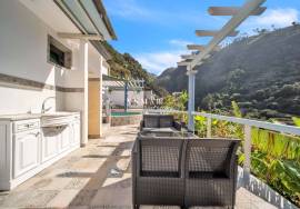 Serene Retreat: Greek-style Home in Madalena do Mar