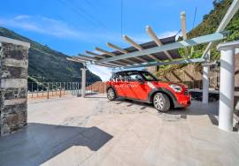 Serene Retreat: Greek-style Home in Madalena do Mar