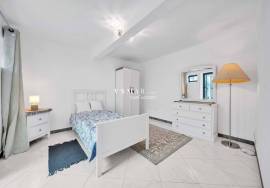 Serene Retreat: Greek-style Home in Madalena do Mar