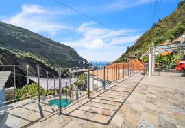 Serene Retreat: Greek-style Home in Madalena do Mar