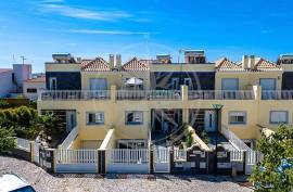 Modern 3 bedroom Townhouse with pool & studio near beaches and town