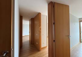 3 bedroom apartment in Rua de Monsanto for rent with terrace and balcony