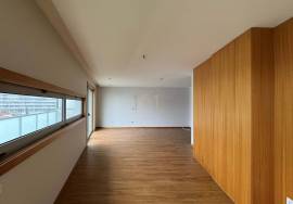 3 bedroom apartment in Rua de Monsanto for rent with terrace and balcony