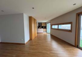 3 bedroom apartment in Rua de Monsanto for rent with terrace and balcony