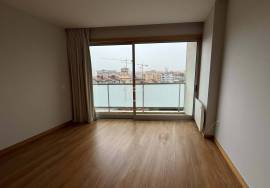 3 bedroom apartment in Rua de Monsanto for rent with terrace and balcony