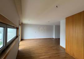 3 bedroom apartment in Rua de Monsanto for rent with terrace and balcony