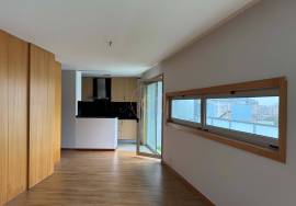 3 bedroom apartment in Rua de Monsanto for rent with terrace and balcony