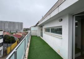 3 bedroom apartment in Rua de Monsanto for rent with terrace and balcony