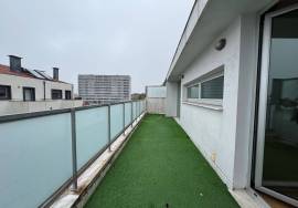 3 bedroom apartment in Rua de Monsanto for rent with terrace and balcony