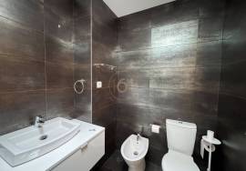 3 bedroom apartment in Rua de Monsanto for rent with terrace and balcony