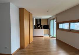 3 bedroom apartment in Rua de Monsanto for rent with terrace and balcony