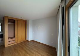 3 bedroom apartment in Rua de Monsanto for rent with terrace and balcony