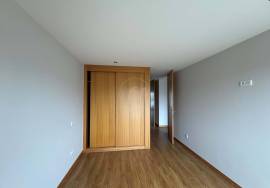 3 bedroom apartment in Rua de Monsanto for rent with terrace and balcony