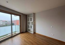 3 bedroom apartment in Rua de Monsanto for rent with terrace and balcony