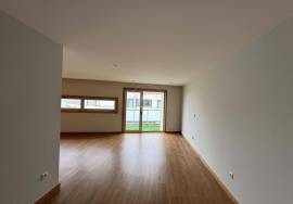 3 bedroom apartment in Rua de Monsanto for rent with terrace and balcony