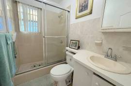 RH-322 Beautifully Maintained 2 bed 1 bath Apartment, Belle Vue