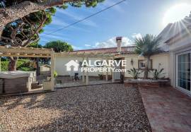 Single-storey 4-bedroom house near the beach between Vilamoura and Vale do Lobo.
