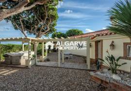 Single-storey 4-bedroom house near the beach between Vilamoura and Vale do Lobo.