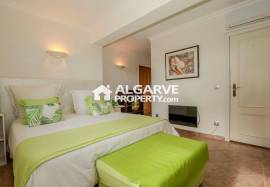Single-storey 4-bedroom house near the beach between Vilamoura and Vale do Lobo.