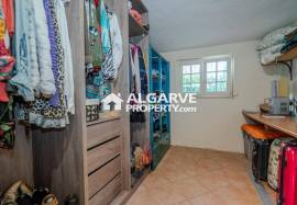 Single-storey 4-bedroom house near the beach between Vilamoura and Vale do Lobo.