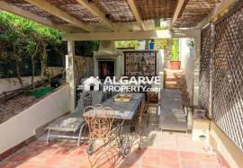 Single-storey 4-bedroom house near the beach between Vilamoura and Vale do Lobo.